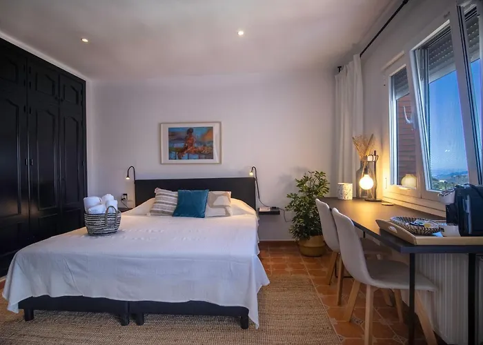 מלון Malaga Hills Boutique Wellness And Hikers Eco-Hotel Adults Only 3*